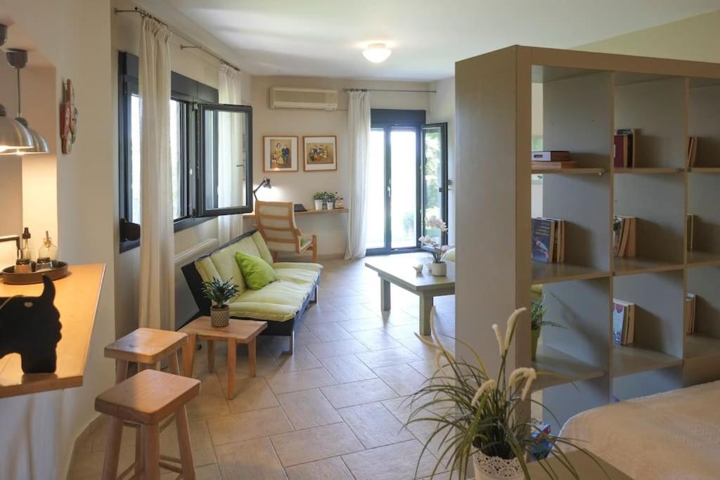 Apartment With Garden In Thessaloniki. Exteriör bild